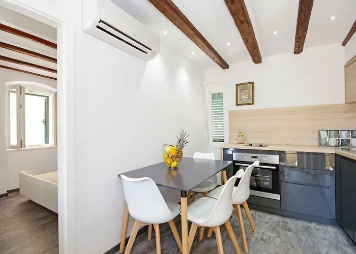 Kika Luxury Oldtown דירה